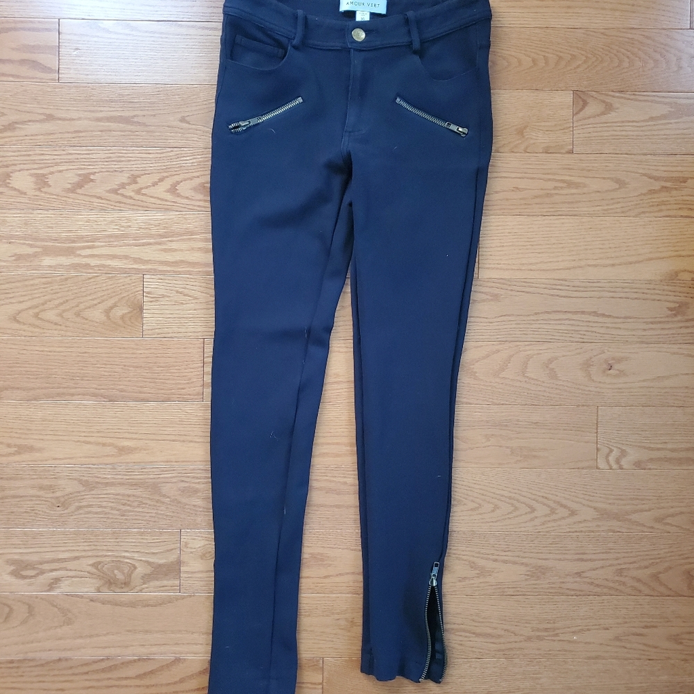 Amour Vert black pants with zipper at the ankles
